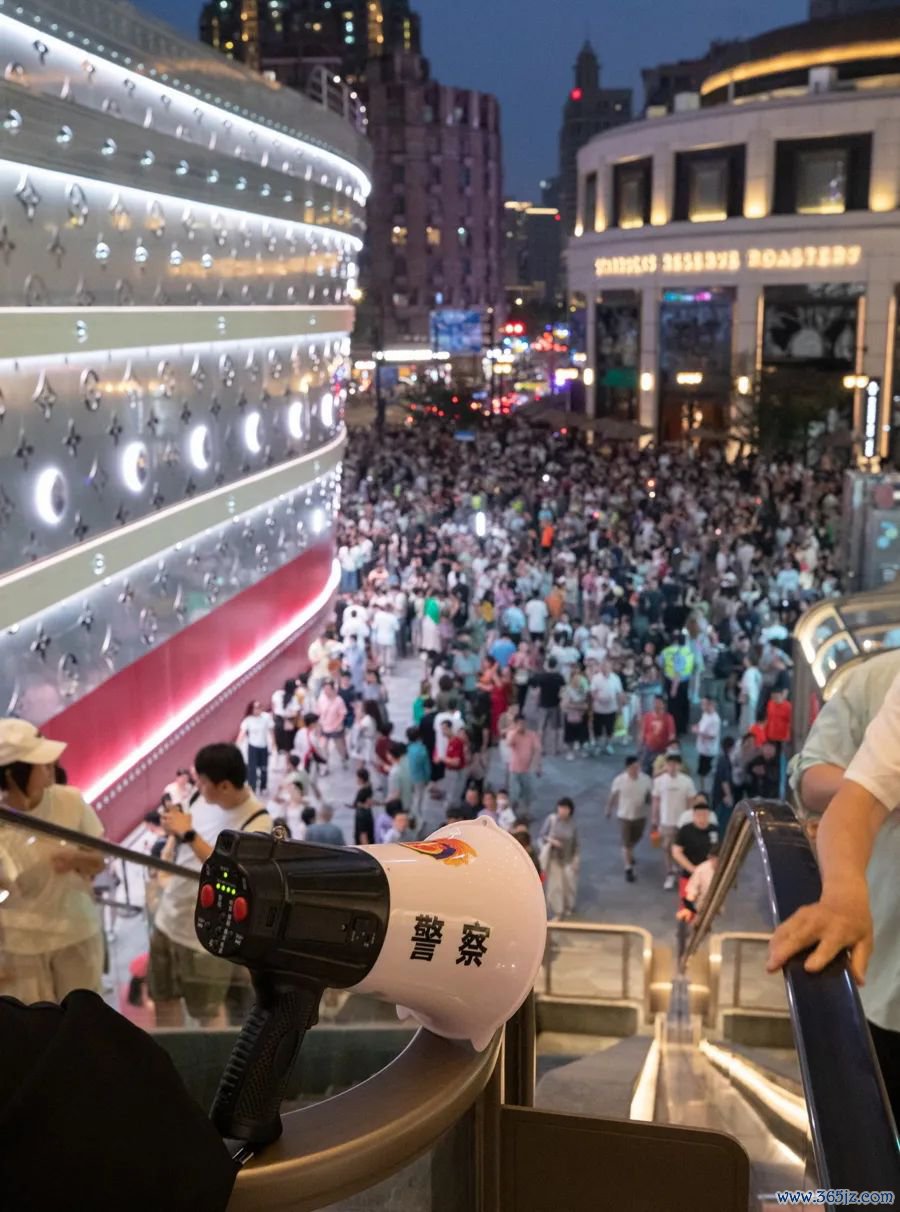 通往兴业太古汇的自动扶梯上方，一个警方喇叭反复请示上行搭客郑重安全。图片开始：新民晚报