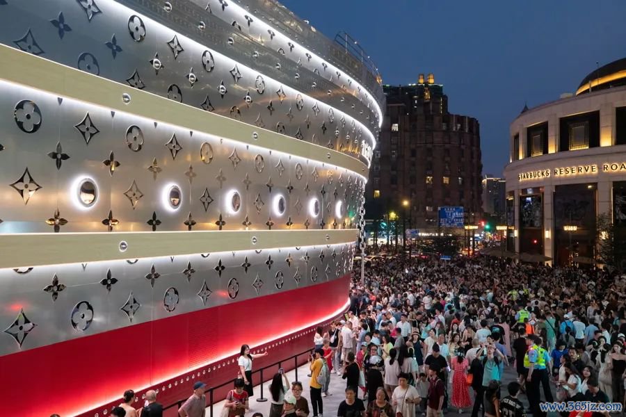 夜晚驾临，路易号亮灯后，前来打卡的市民搭客浩繁。图片开始：新民晚报
