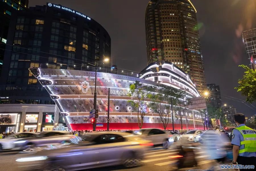 夜晚，路易号仿佛在“车流”中飞翔。图片开始：新民晚报