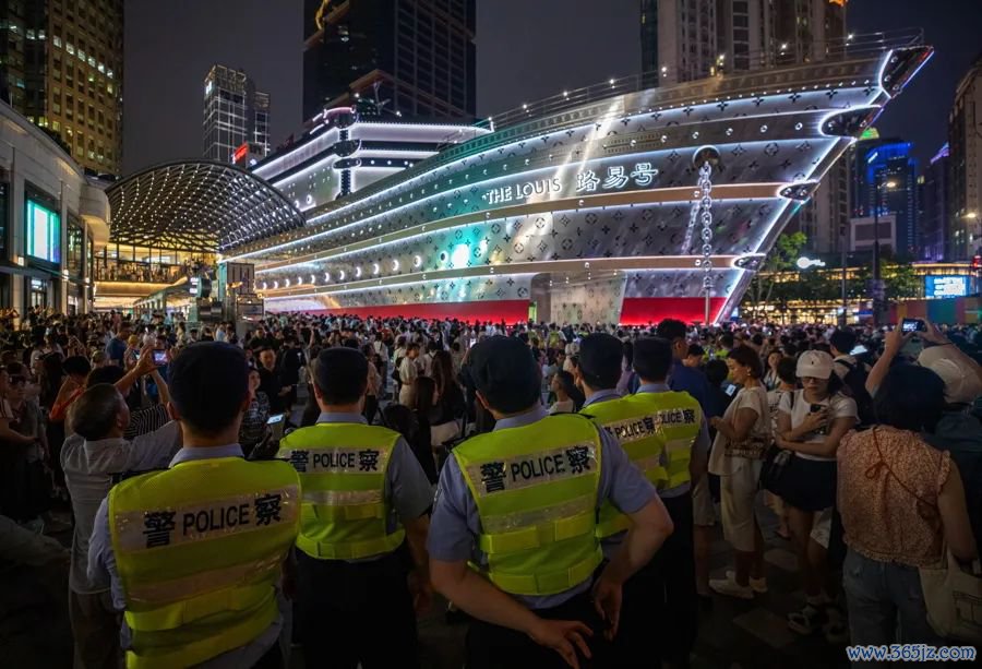 路易号周围，好多巡警在看护圭表。图片开始：新民晚报